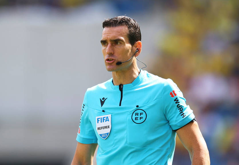 Скандальные пенальти в матчах против Италии и Уэльса, не назначил один и тот же арбитр