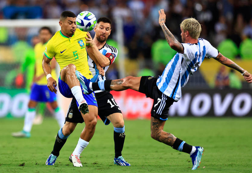 Избиение фанатов полицией и отложенное начало: Аргентина в скандальном матче обыграла Бразилию