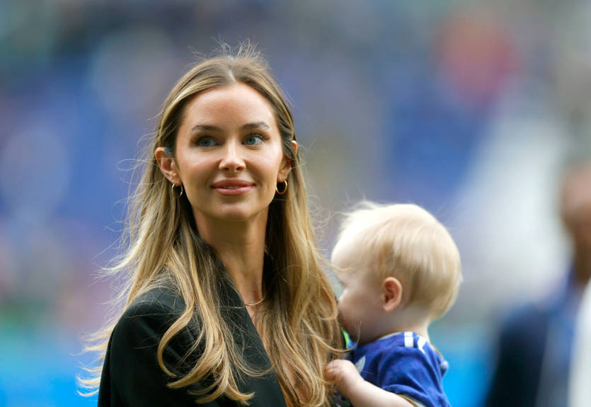 Дівчина хавбека Тоттенхема похвалилася своїм тілом після народження двійні