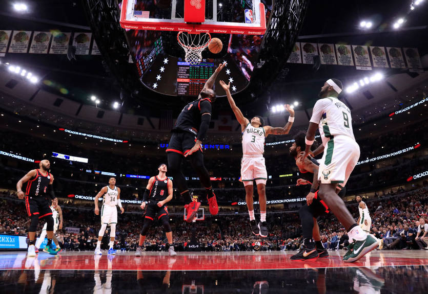 НБА: Сан-Антонио уступил Атланте, Чикаго неожиданно обыграл Милуоки