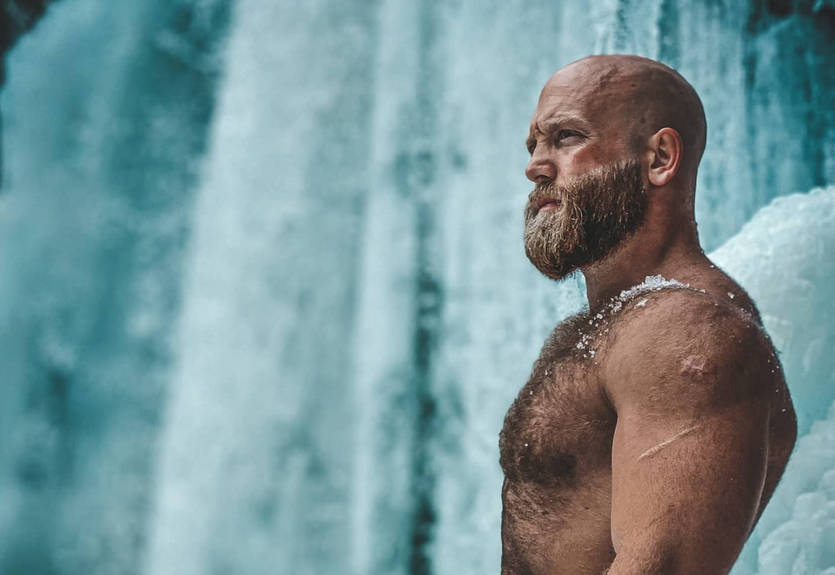 Норвежский викинг совершил прыжок в ледяную воду с 40-метровой высоты