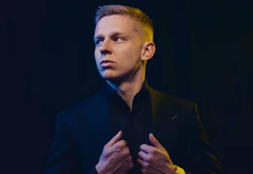 Зинченко играет за свою команду по Counter-Strike на киберспортивном турнире