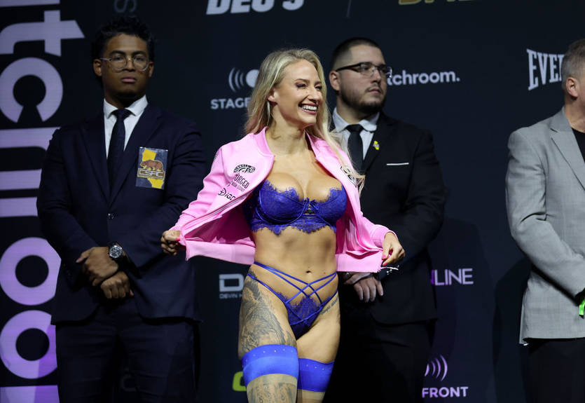 Чемпіонка світу з боксу з'явилася на зважування у сексуальній нижній білизні Чемпіонка світу з боксу з'явилася на зважування у сексуальній нижній білизні