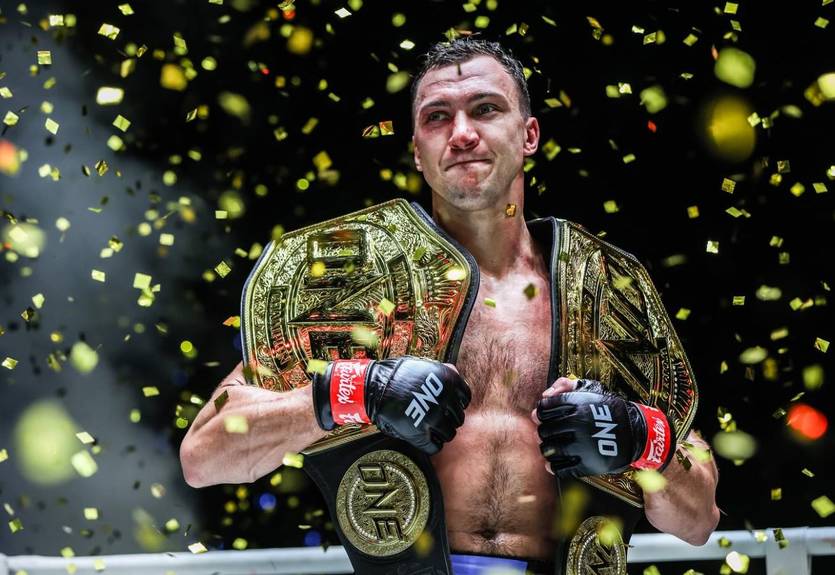 Украинец Крикля стал чемпионом мира по тайскому боксу, эффектно нокаутировав соперника