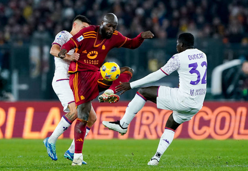 Рома вдев'ятьох вистояла в непростому матчі проти Фіорентини