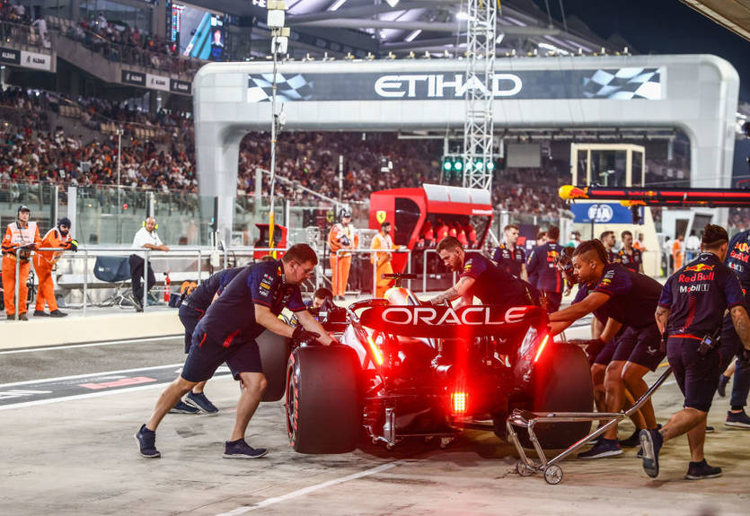 Піт-стоп у повній темряві: Ред Булл похвалився майстерністю своїх механіків