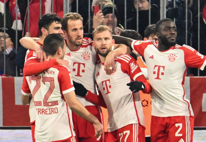 Баварія продовжує гнатися за Байєром завдяки розгромній перемозі над Штуттгартом Баварія продовжує гнатися за Байєром завдяки розгромній перемозі над Штуттгартом