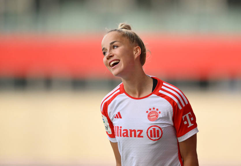 Футболистка Баварии забыла надеть шорты перед выходом на замену Футболистка Баварии забыла надеть шорты перед выходом на замену