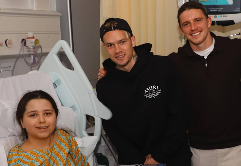 Подарки на Рождество: Мудрик вместе с футболистами Челси навестил детей в больнице Лондона