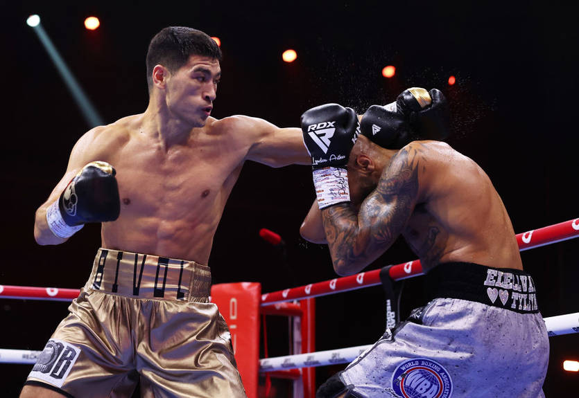 Бивол не смог нокаутировать соперника, хотя и избивал его весь бой