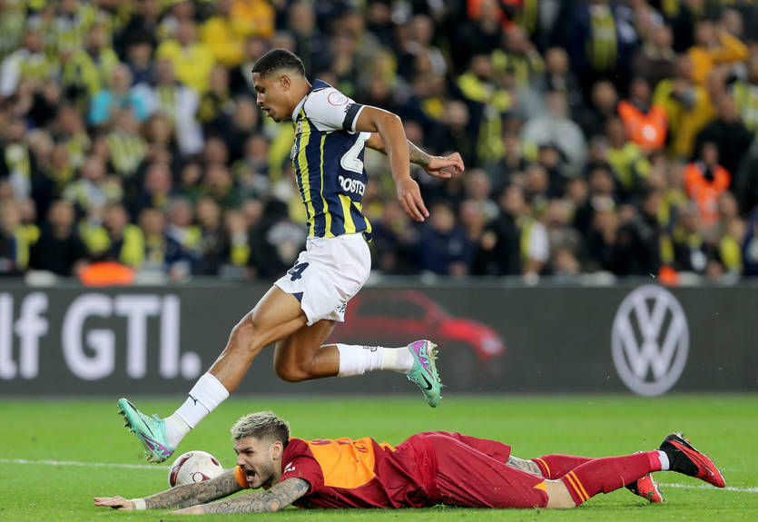 Фенербахче і Галатасарай влаштували скандал у соцмережах через спірний епізод з Ікарді