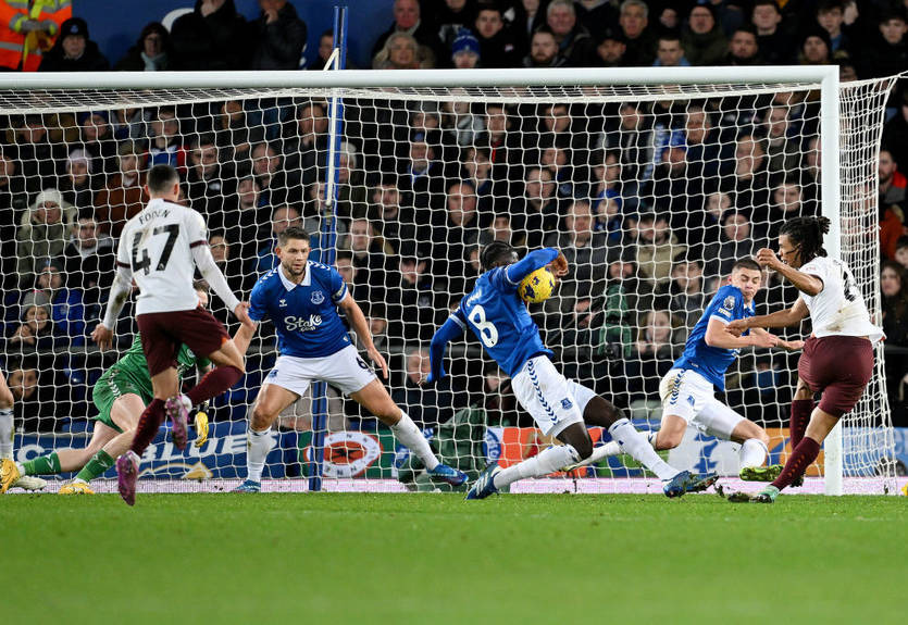 Тренер Эвертона недоволен назначенным пенальти в ворота его команды в игре с Ман Сити