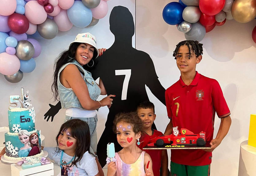 Мощная поддержка: Джорджина с детьми посетила матч Роналду-младшего за Ан-Наср