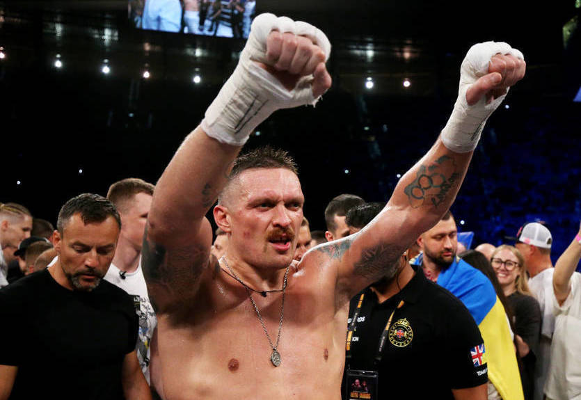 Усик показал мощное упражнение с гирями