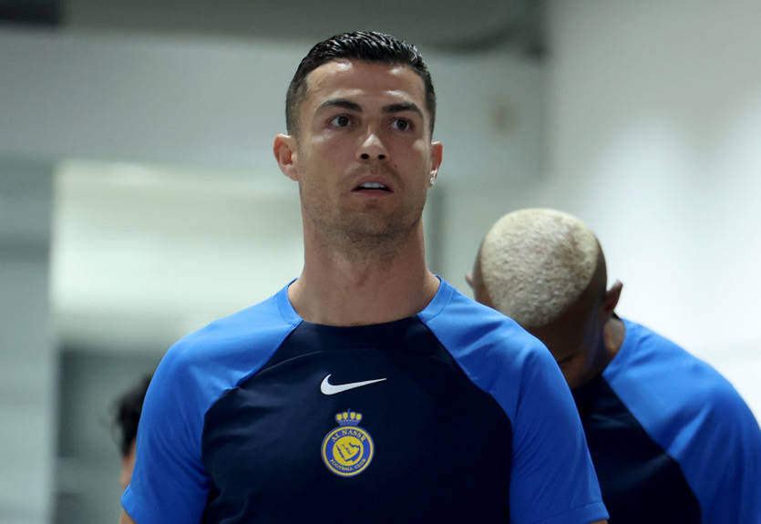 В 38 лет: Роналду показал свой "стальной" пресс, проводя тренировку