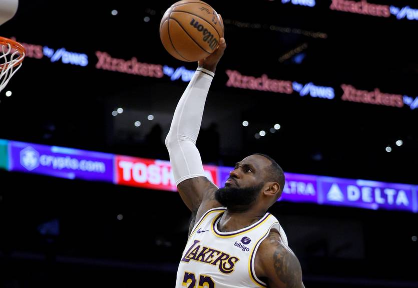 Легенда Лейкерс назвала данк ЛеБрона через Джорджа "данком века"