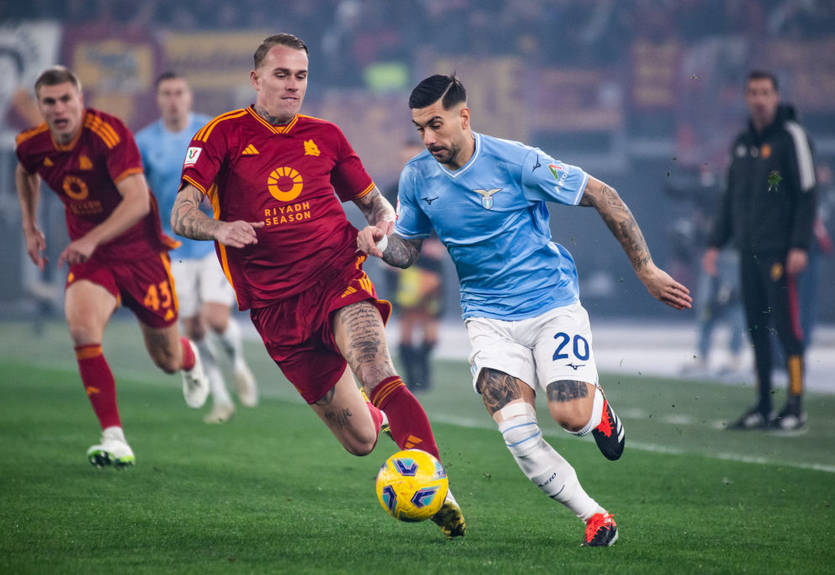 Лацио в матче с двумя удалениями обыграл Рому в четвертьфинале Кубка Италии