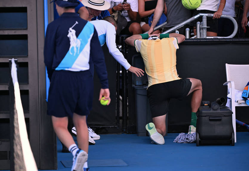 Теннисист наблевал прямо на корте после победы на Australian Open Теннисист наблевал прямо на корте после победы на Australian Open