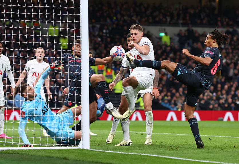 Пізній гол Аке у ворота Тоттенгема вивів Манчестер Сіті до наступного раунду кубка Англії