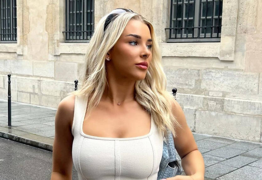 Футболистка и модель OnlyFans порадовала фанатов горячими фото в купальнике