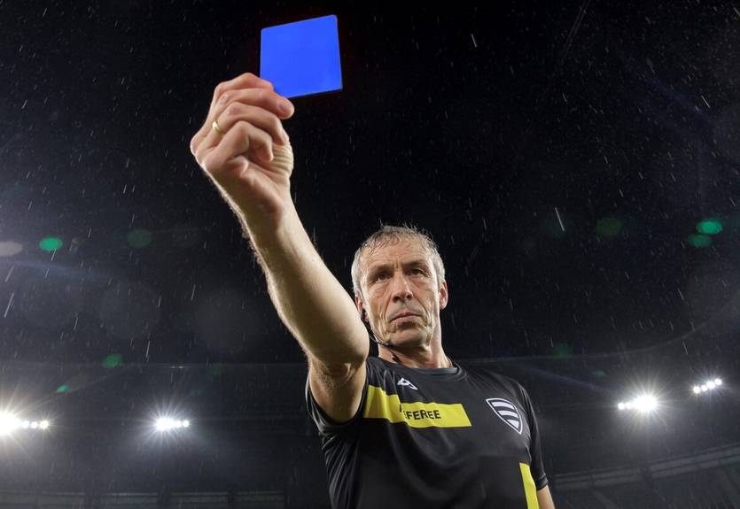 Умисний зрив або суперечки з арбітром: Міжнародна рада футболу введе сині картки