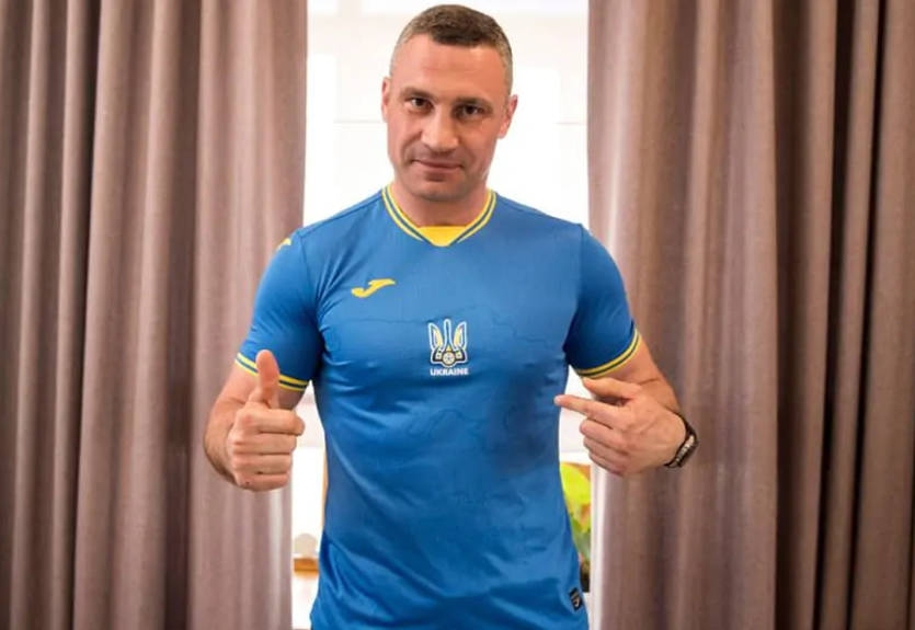 Популяризуює футбол: Віталій Кличко приміряв форму англійського клубу