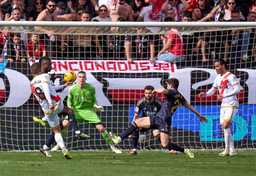 Лунин не отбил пенальти, из-за которого Реал потерял очки в матче с Райо Вальекано Лунин не отбил пенальти, из-за которого Реал потерял очки в матче с Райо Вальекано