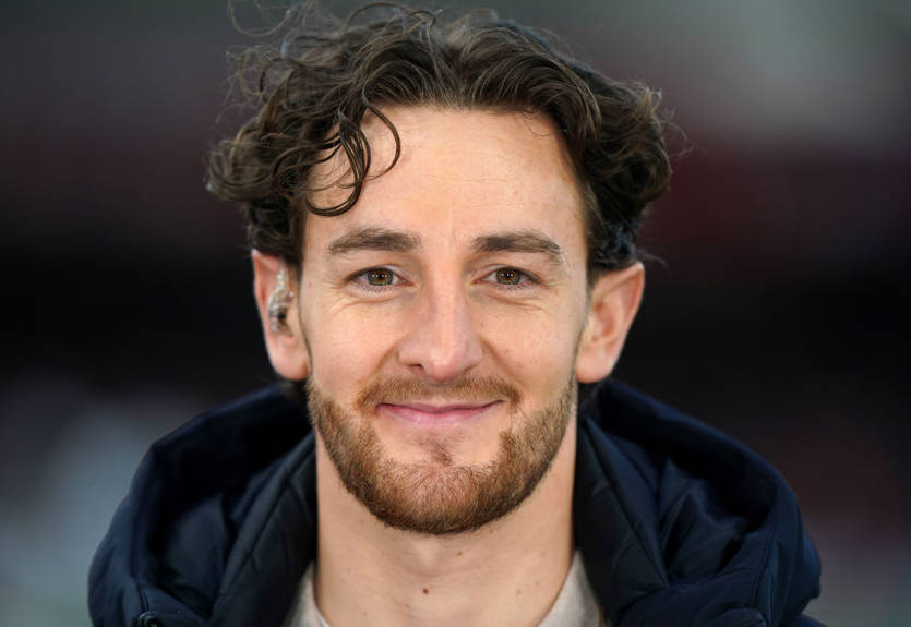 Капітан Лутона показав встановлений під шкіру дефібрилятор Капітан Лутона показав встановлений під шкіру дефібрилятор