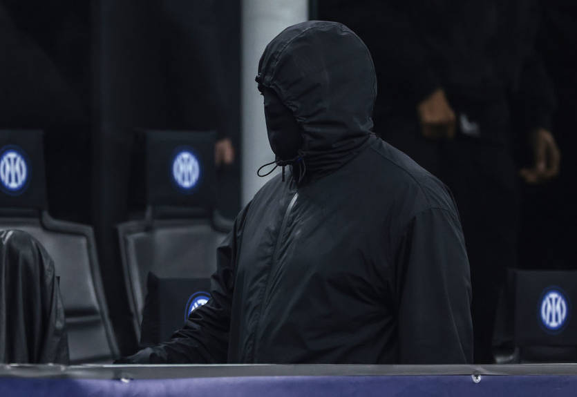 Дуа Липа, Том Круз и другие: Милан потроллил Канье Уэста, посетившего матч Интер - Атлетико