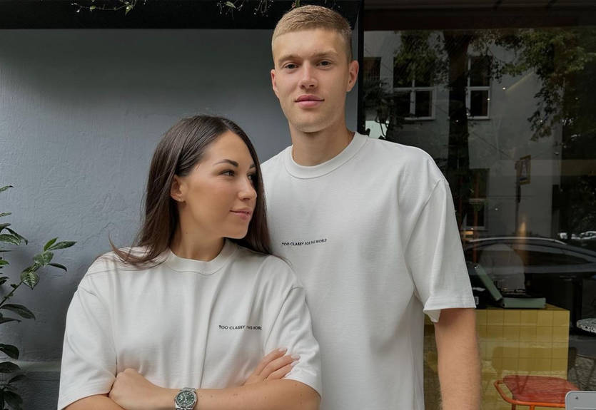 "Можно футболку Виталия Цыганкова?": Фанат обратился со странной просьбой к жене Довбика