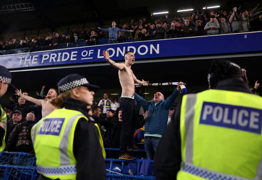 Неудачное празднование: Фан Лидса упал со второго яруса Стэмфорд Бридж после гола в ворота Челси