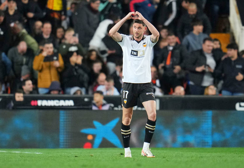 Яремчук обыграл Лунина и забил Реалу после грубой ошибки Яремчук обыграл Лунина и забил Реалу после грубой ошибки