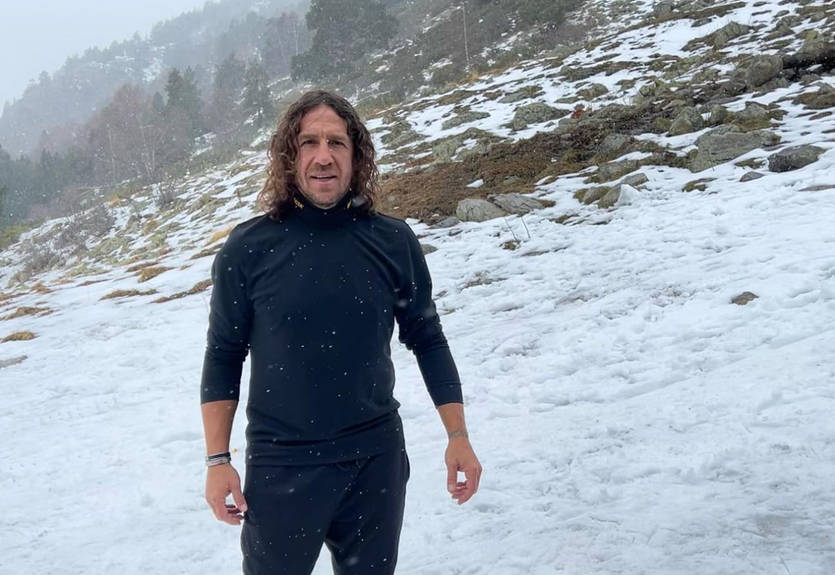 "Мій спортзал": легенда Барселони показав, як лопата допомагає йому тримати себе у формі