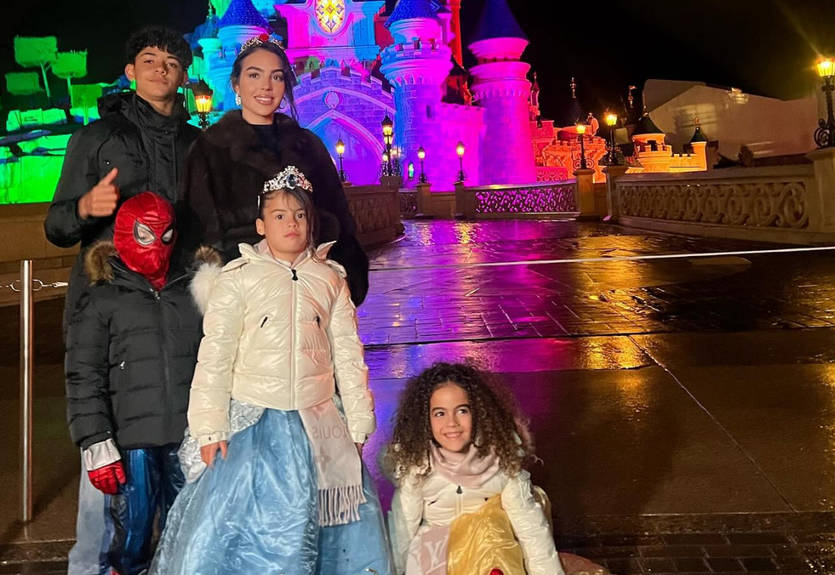 "Волшебный мир": возлюбленная Роналду посетила Диснейленд без Криштиану "Волшебный мир": возлюбленная Роналду посетила Диснейленд без Криштиану