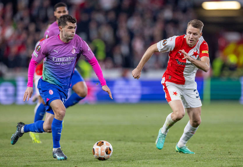 Милан уверенно обыграл Славию благодаря очередному удалению у чешской команды