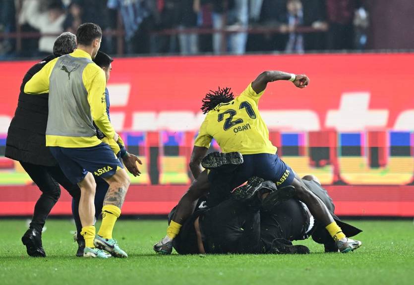 Игроки Фенербахче устроили драку с турецкими фанатами, выбежавшими на поле Игроки Фенербахче устроили драку с турецкими фанатами, выбежавшими на поле