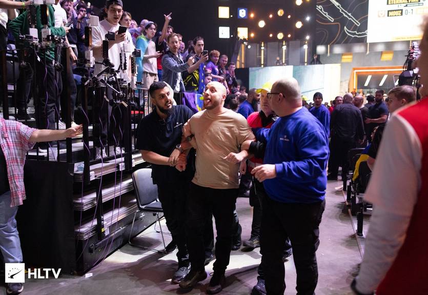 Фанати вибігли на сцену під час матчу MOUZ - G2 і зламали кубок "мажору"