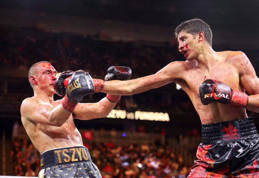 Фундора "разбил" Цзю и завоевал два чемпионских титула в среднем весе