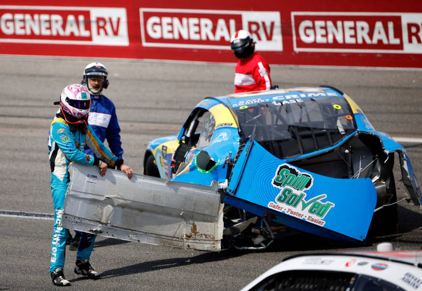 Гонщик серии NASCAR оторвал бампер от своего болида и бросил в соперника во время гонки