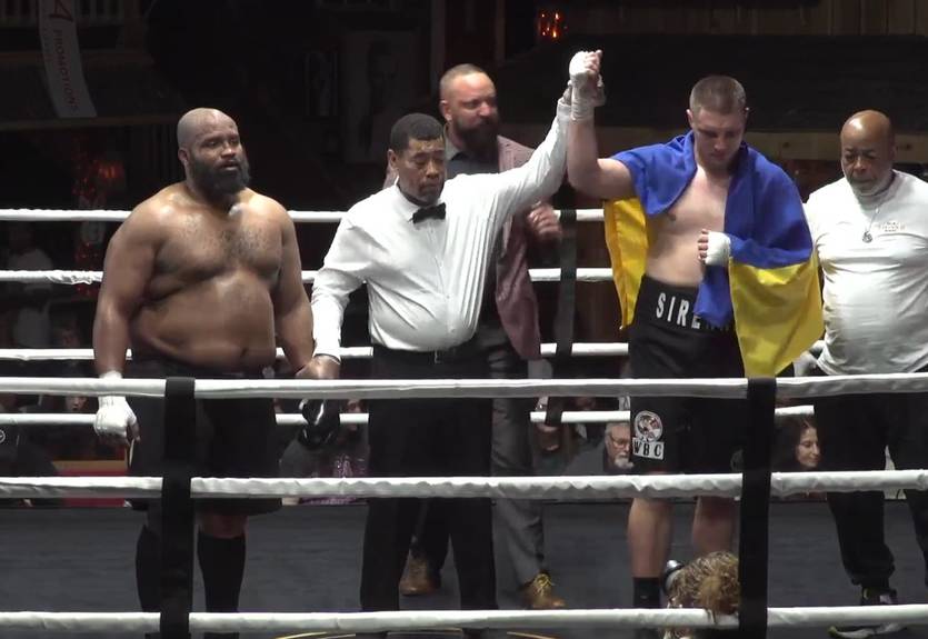 Сіренко нокаутував суперника в третьому раунді - провів перший бій з грудня 2021 року