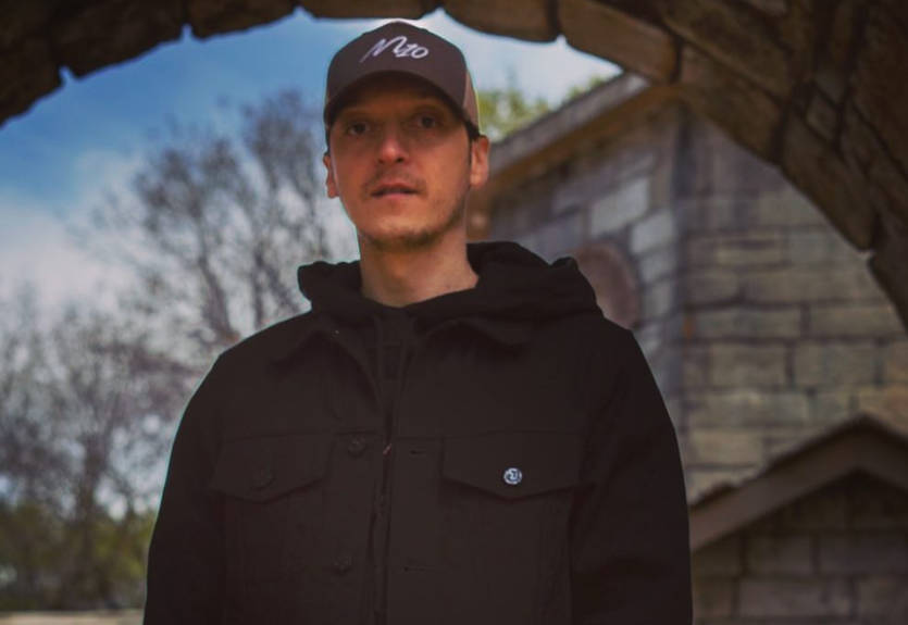 Жилет с грузами и огромные гантели: Озил куражится в тренажерке Жилет с грузами и огромные гантели: Озил куражится в тренажерке