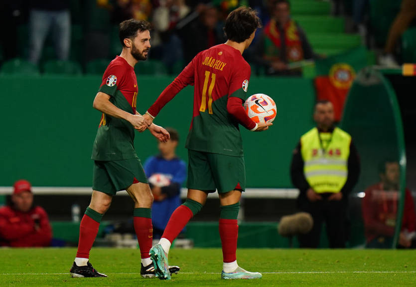 Нападающий Барселоны пытается переманить в клуб хавбека Ман Сити