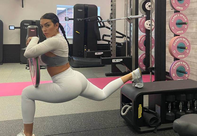 "Как папа": Возлюбленная Роналду показала тренировку с детьми, не забыв похвастаться формами