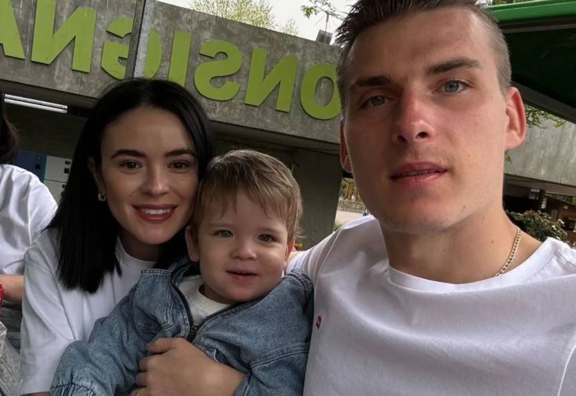 Семейный отдых: Лунин с женой и маленьким сыном посетили одно из любимых мест Семейный отдых: Лунин с женой и маленьким сыном посетили одно из любимых мест