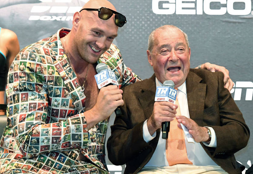 "Таке трапляється": Промоутер став на захист Ф'юрі, через розсічення якого перенесли бій з Усиком