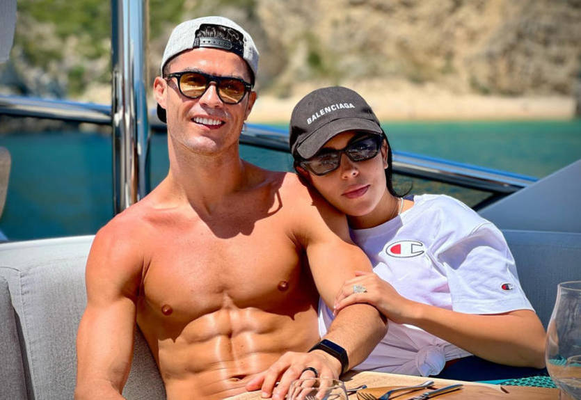 "Два дня для двоих": Возлюбленная Роналду поделилась горячими фото с совместного отдыха с футболистом