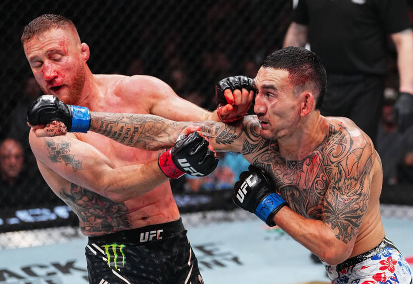 Холлоуэй в зрелищной рубке нокаутировал Гэтжи, став обладатели пояса BMF