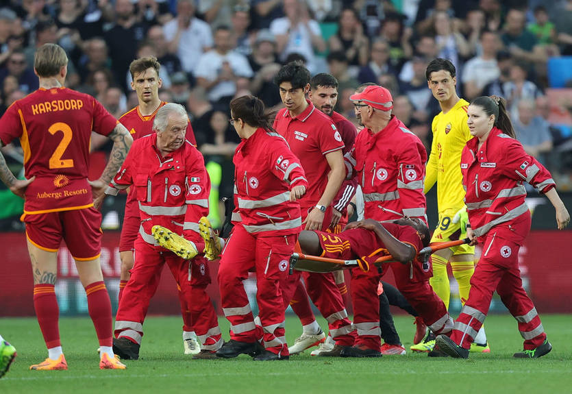 Защитник Ромы упал на газон, схватившись за сердце