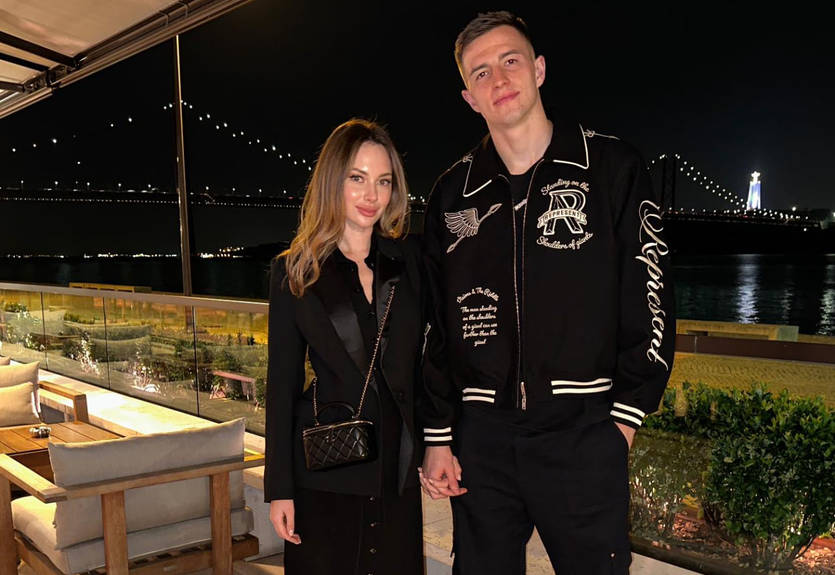 Голкипер сборной Украины сделал предложение своей девушке Голкипер сборной Украины сделал предложение своей девушке