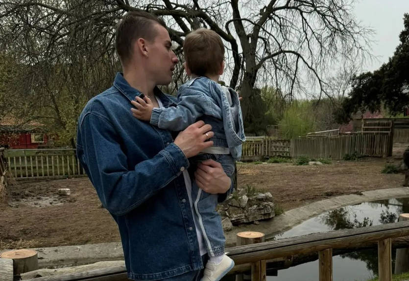 Тренирует дриблинг на ребенке: Лунин поиграл дома с сыном в футбол